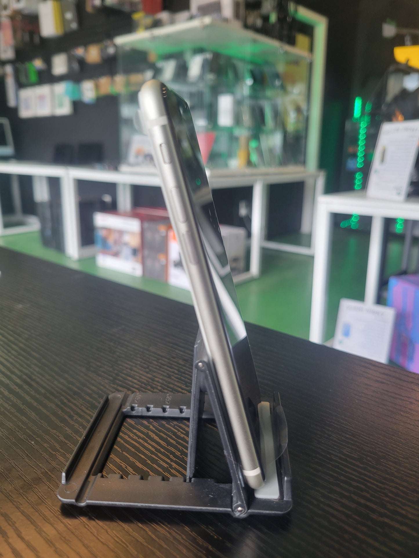 iPhone SE 3rd Gen, 64GB, Starlight - Refurbished - Unlocked (CA)