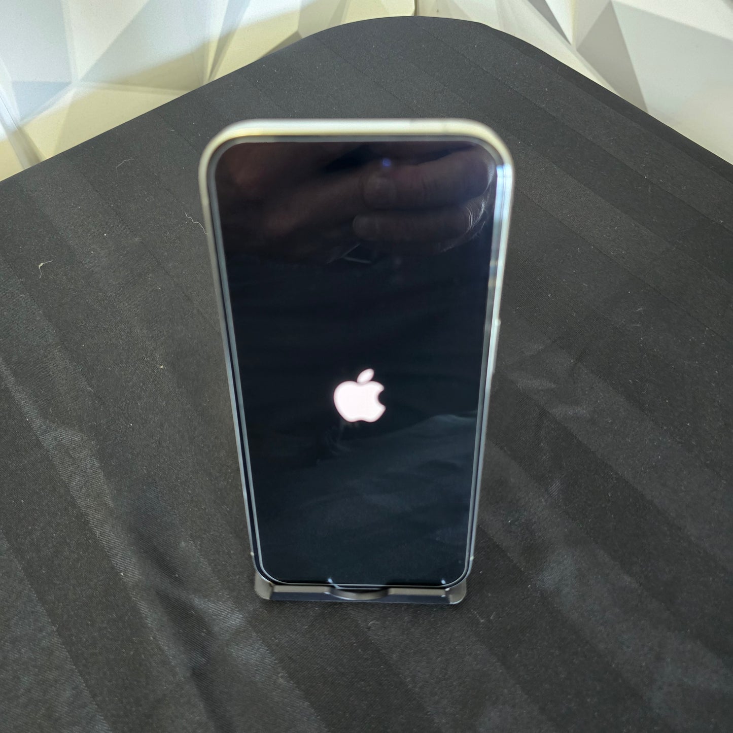 iPhone 15 Pro - 128GB - Titanium - Refurbished
