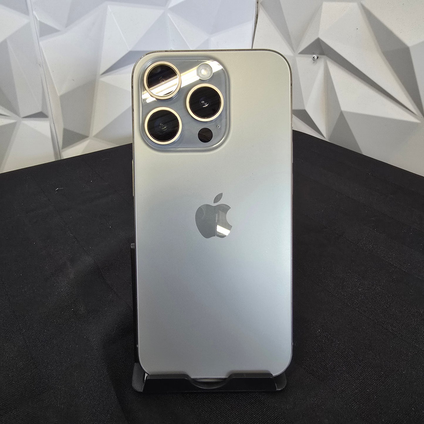 iPhone 15 Pro - 128GB - Titanium - Refurbished