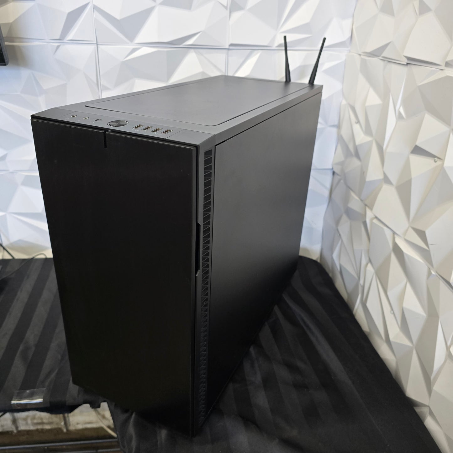 MAXIMUS X - Pre-Built Refurbished Gaming PC with CD player